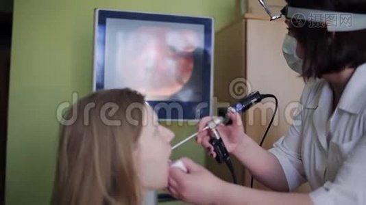 耳鼻喉科医生生产喉镜检查病人视频