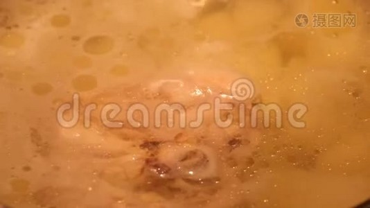 热鸡肉汤表面的脂肪滴视频