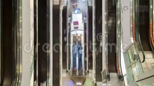 购物中心的大自动扶梯超时。视频