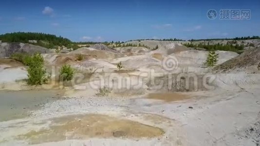 摄像机在粘土石场顶部和池塘上方快速移动视频