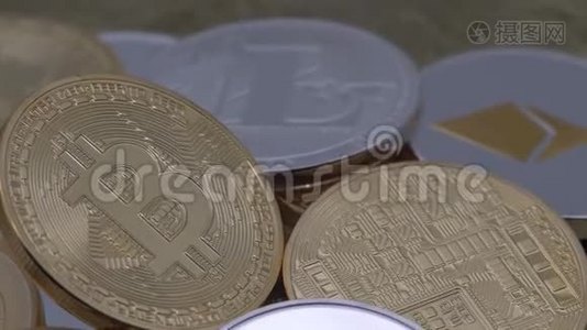 4K物理金属黄金比特币货币在其他硬币上旋转。 BTC视频