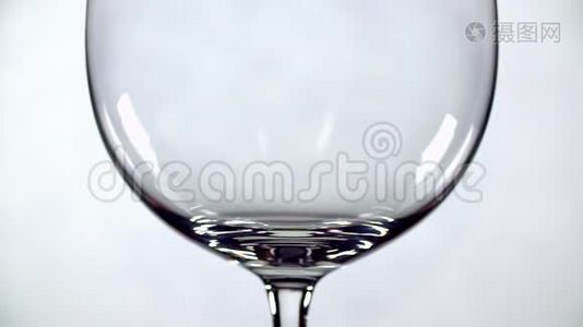 红酒杯，白色背景下的超级慢镜头视频