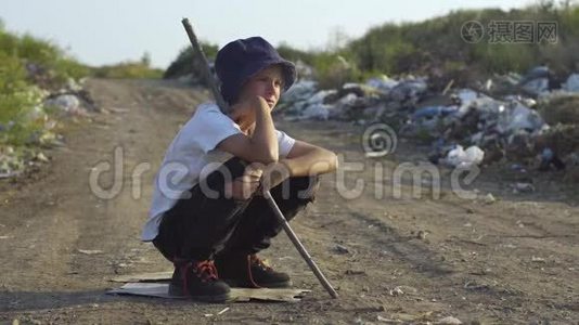 蹲在非法垃圾填埋场的男孩视频