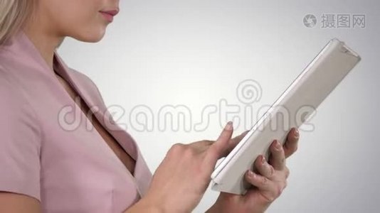 女性手使用平板电脑梯度背景。视频