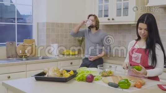 帅哥在妻子做沙拉的时候`吻她视频