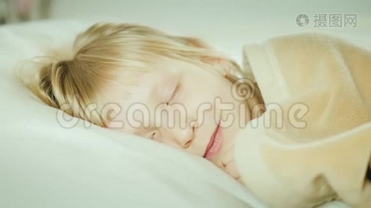 6岁的金发女孩睡在床上视频