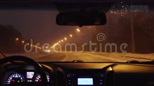 冬天在夜城开车.. 从出租车上看视频
