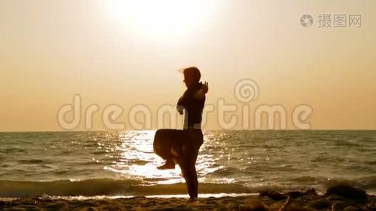 在海滩上做瑜伽练习的女孩视频