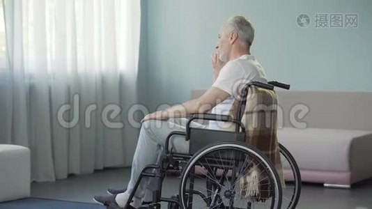 有教养的男护士带着残疾老人去做手术，照顾视频