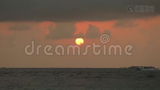 美丽的日落越过海洋。 在地平线上乘风破浪。 红色的太阳在水中反射。 天空中的云视频
