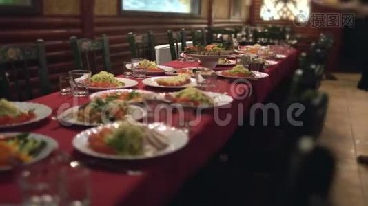 服务员在餐厅或咖啡厅、餐饮店的桌子上放有食物的盘子视频