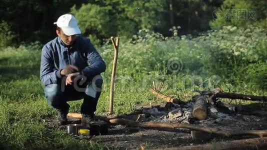 人在野营中触摸智能手表视频