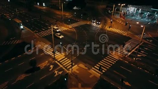 十字路口与加油站夜间低市交通.. 4K航天视频..视频