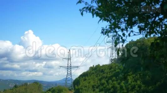 山与树之间的力量线对天空。 复制空间视频