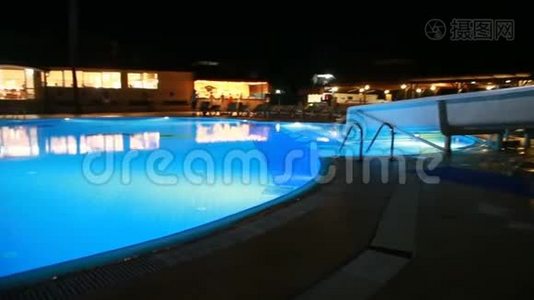 晚上在酒店`S区游泳池视频