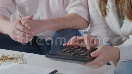 女性使用计算器，夫妻计划生育视频