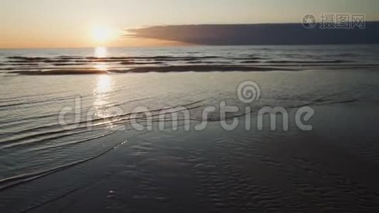 深红的日落，晴朗的天空和镜子，像水中的倒影-带状的沙子和波浪-拉脱维亚图亚-4月13日视频
