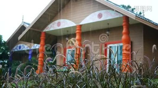 4K镜头雨阵雨从屋外屋顶在雨季。视频