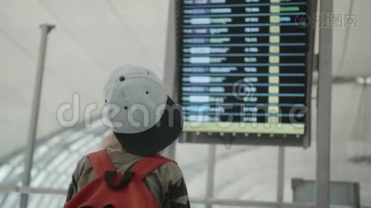 年轻背包客查看数字时刻表显示的飞行信息视频