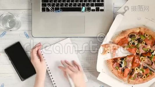 女商人用手提电脑在办公桌上工作，吃午饭视频