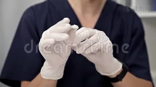 医生戴上蓝色乳胶手套，特写.. 医生消毒手视频