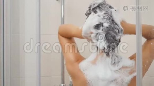 女洗长发在淋浴间洗发水视频
