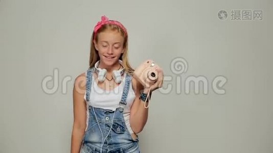 年轻的时髦女人拿着回形针拍照像视频