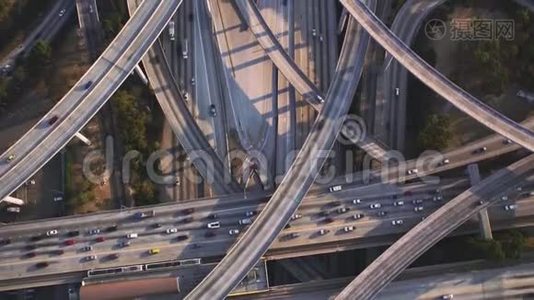 繁忙的高速公路，多个车辆道路，交通水泥连接桥梁，令人难以置信的顶级空中无人机全景天桥视频