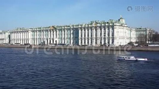 冬宫在阳光的夏日。 彼得堡。 俄罗斯。视频