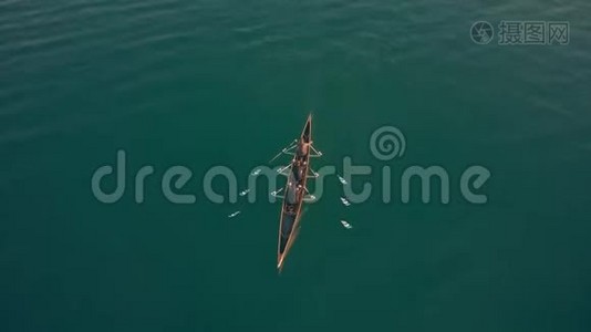 空中俯瞰三个不知名的人在船上划船视频