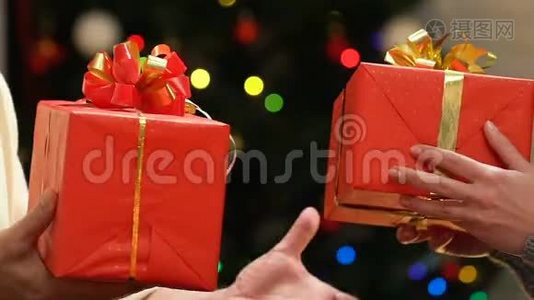 男人和女人在圣诞节交换礼物盒，祝贺节日视频