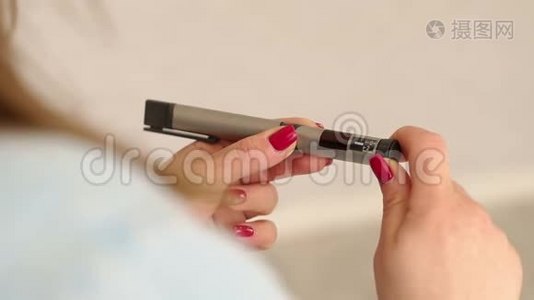 女孩在注射器笔上拿起合适剂量的胰岛素，特写。视频