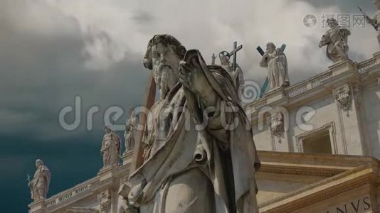 装饰梵蒂冈圣彼得大教堂的雕像视频