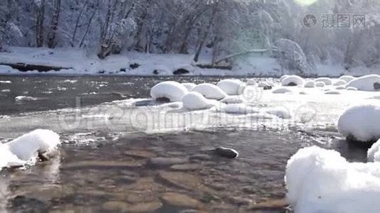 冬季的小山溪。 在石头和巨石上翻滚的水流视频