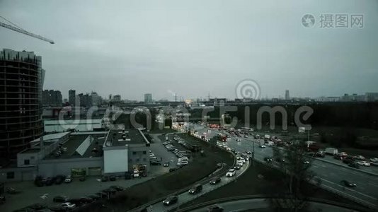 傍晚高峰时段大城市公路交叉口高空升射.. 莫斯科，俄罗斯视频