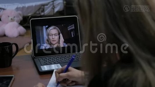 女商人使用笔记本电脑给商业伙伴打视频电话，在线客户咨询。 家里的办公室。 慢慢慢慢视频