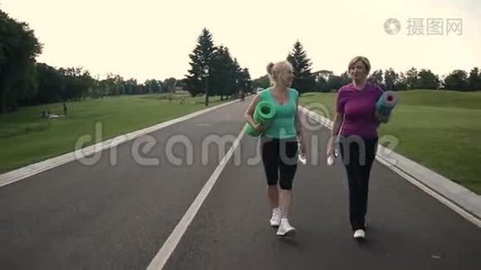 参加公园运动的成人健身妇女视频