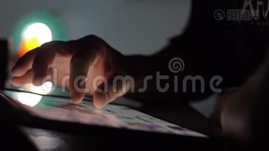 关闭人手使用平板电脑，专注于手。视频