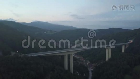 黄昏时分欧洲公路山中桥隧鸟瞰图视频