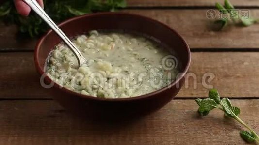 有意大利面和蔬菜的汤。 适当的营养。 食物背景。 复制空间视频