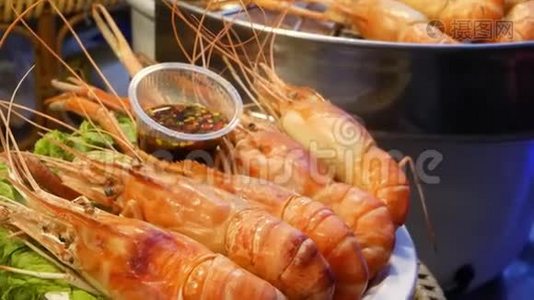 国家亚洲异国情调准备在泰国的夜市美食场吃海鲜。 美味的烤虾或视频
