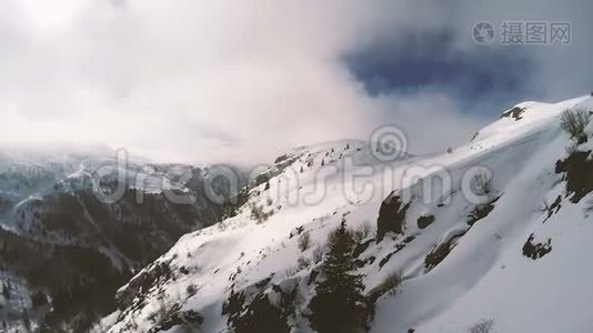 雪山山谷.. 滑雪电梯的角度。视频