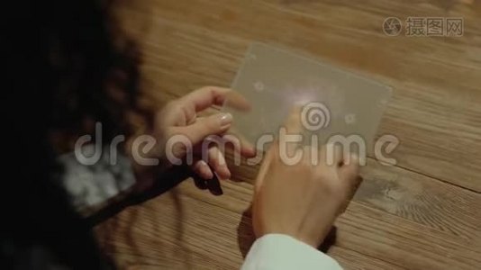手握文字平板电脑人工智能视频