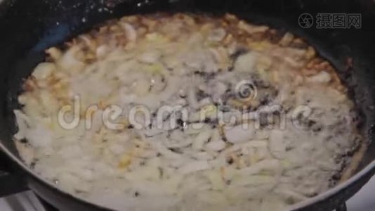 在油中烤制的切碎的白葱片视频