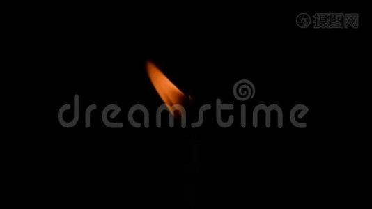 一支蜡烛的火焰在黑暗中燃烧视频