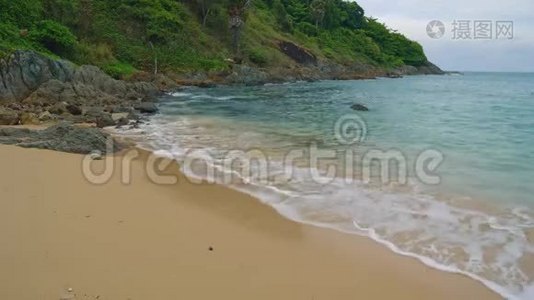 在热带岛屿上没有人的海滩。 假期和旅行。 手掌和温暖的大海视频