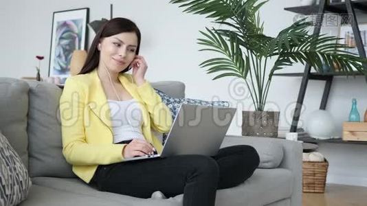女性在家中沙发上的视频聊天视频