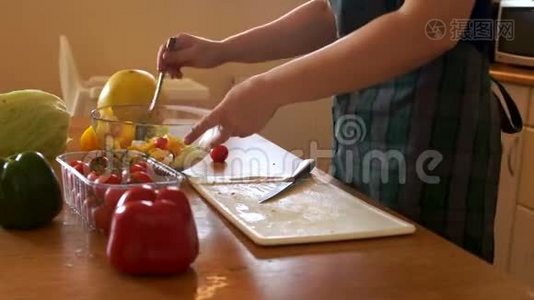 特写，女手正在碗里拌蔬菜沙拉.. 女孩用勺子尝一尝沙拉。 家庭主妇准备视频