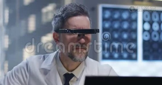 男性医生用VR技术分析视频