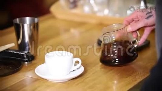咖啡师做咖啡。 巴里斯塔在杯子里倒了一个美国人视频
